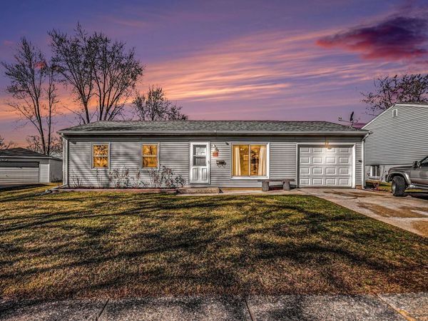 218 Mayfield Drive, Streamwood, IL 60107