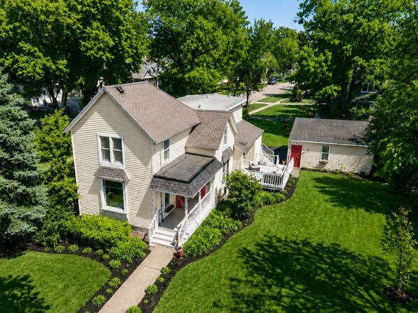 121 S Walkup Avenue, Crystal Lake, IL 60014