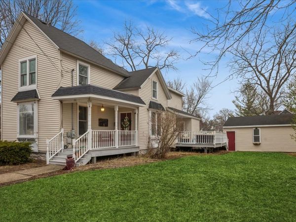 121 S Walkup Avenue, Crystal Lake, IL 60014