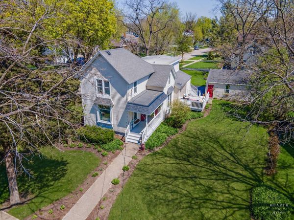 121 S Walkup Avenue, Crystal Lake, IL 60014