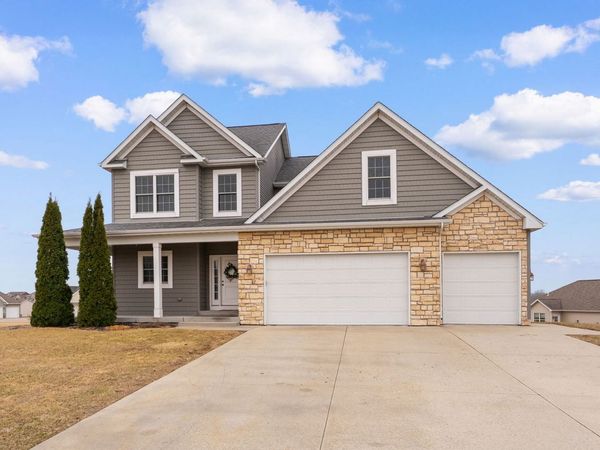 17 Blackstone Circle, Le Claire, IA 52753