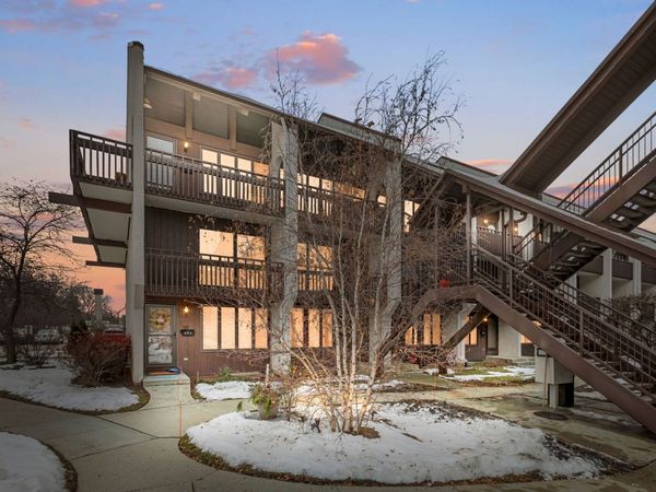 6600 W Wood River Drive, Unit 201, Niles, IL 60714