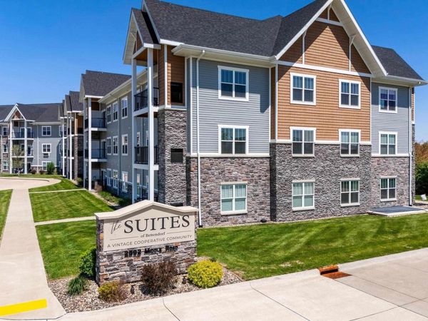 2592 MIDDLE Road, Unit 206, Bettendorf, IA 52722