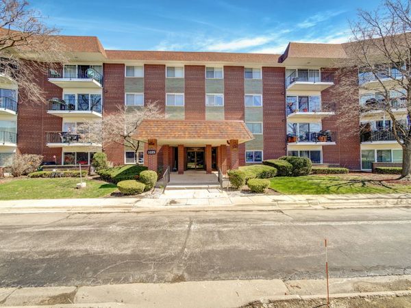 1025 S Fernandez Avenue, Unit 4M, Arlington Heights, IL 60005