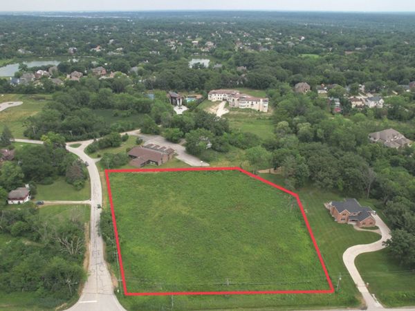 8601 S MEADOWBROOK Drive, Burr Ridge, IL 60527