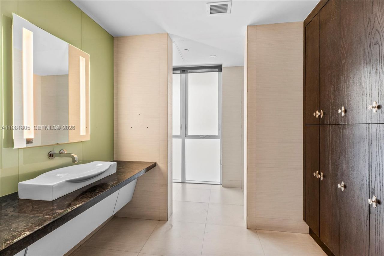 950 Brickell Bay Dr , Unit 4710, Miami, FL 33131 Photo