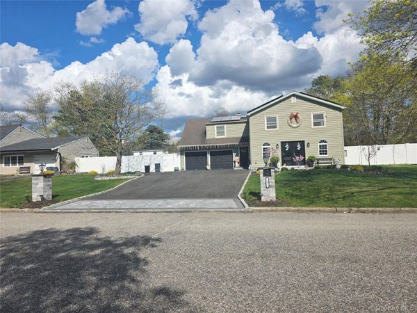 9 Torrey Pine Lane, Medford, NY 11763