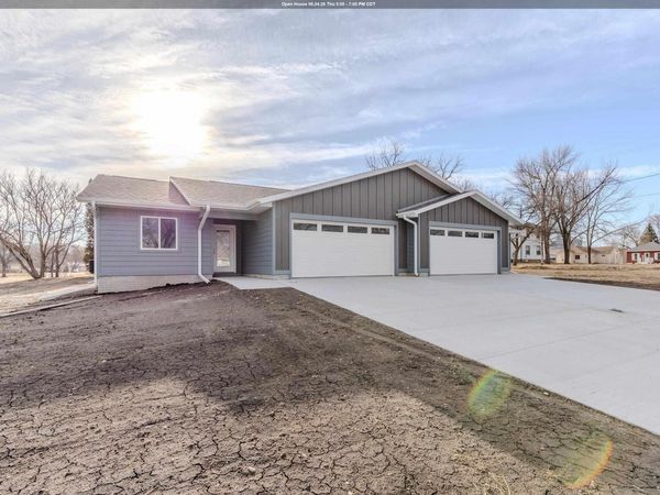 306 W 1st Street, Unit B, Lake Park, IA 51347