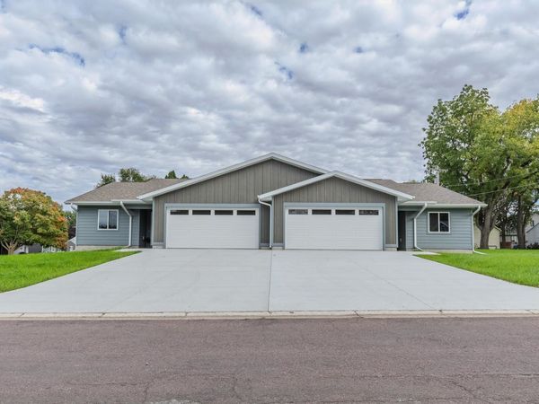 306 W 1st Street, Unit B, Lake Park, IA 51347