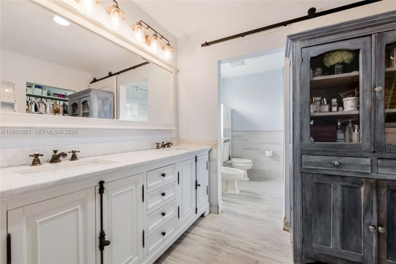 6350 NW 39th Ter, Virginia Gardens, FL 33166 Photo