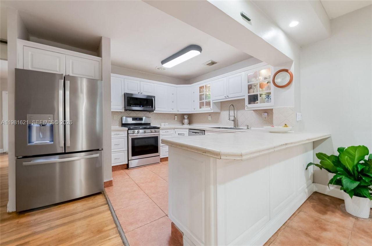 6350 NW 39th Ter, Virginia Gardens, FL 33166 Photo