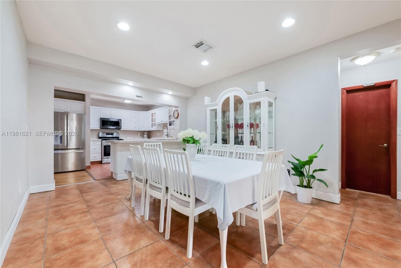 6350 NW 39th Ter, Virginia Gardens, FL 33166 Photo