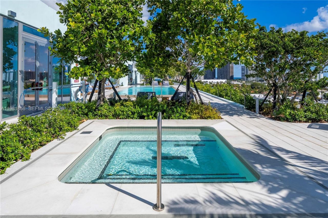 9221 E Bay Harbor Drive, Unit 810, Bay Harbor Islands, FL 33154 Photo