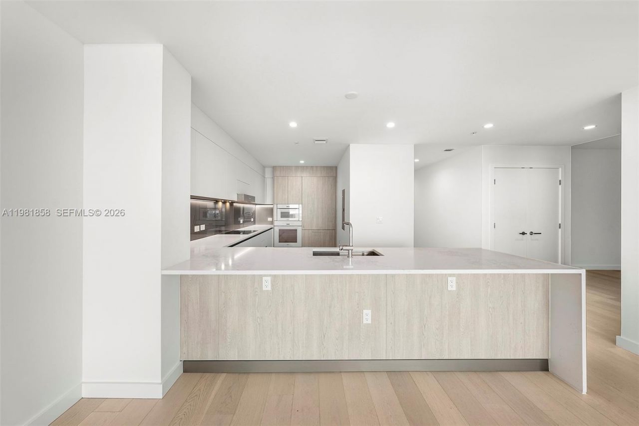 9221 E Bay Harbor Drive, Unit 810, Bay Harbor Islands, FL 33154 Photo