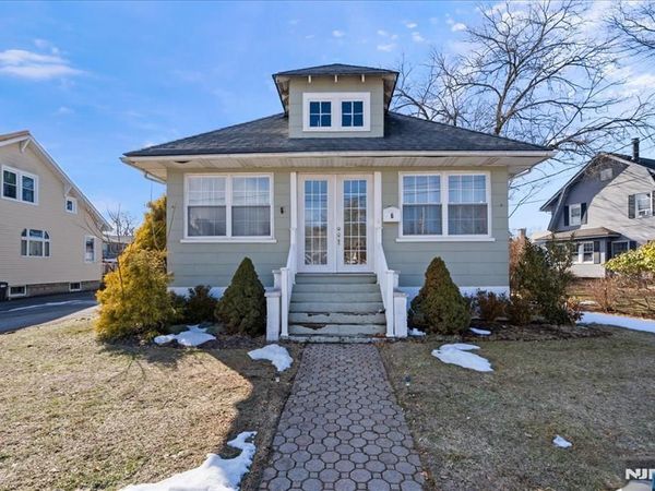 6 Center Street, POMPTON LAKES, NJ 07442