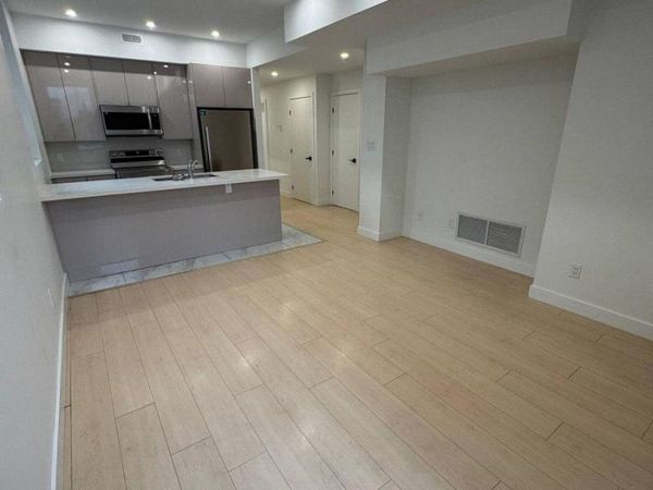 4B Huron Avenue North, Unit 2, Ottawa, ON K1Y0V9