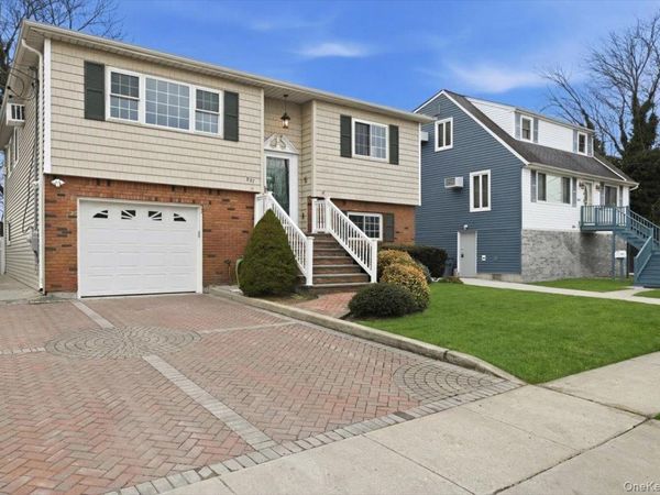 557 Southside Avenue , Freeport, NY 11520