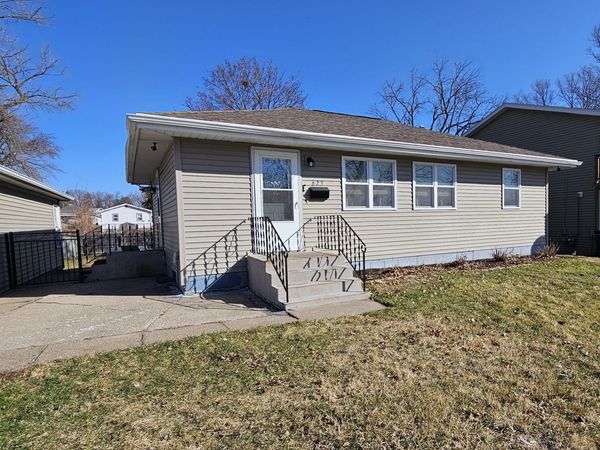 623 FAIRVIEW AVE, Muscatine, IA 52761