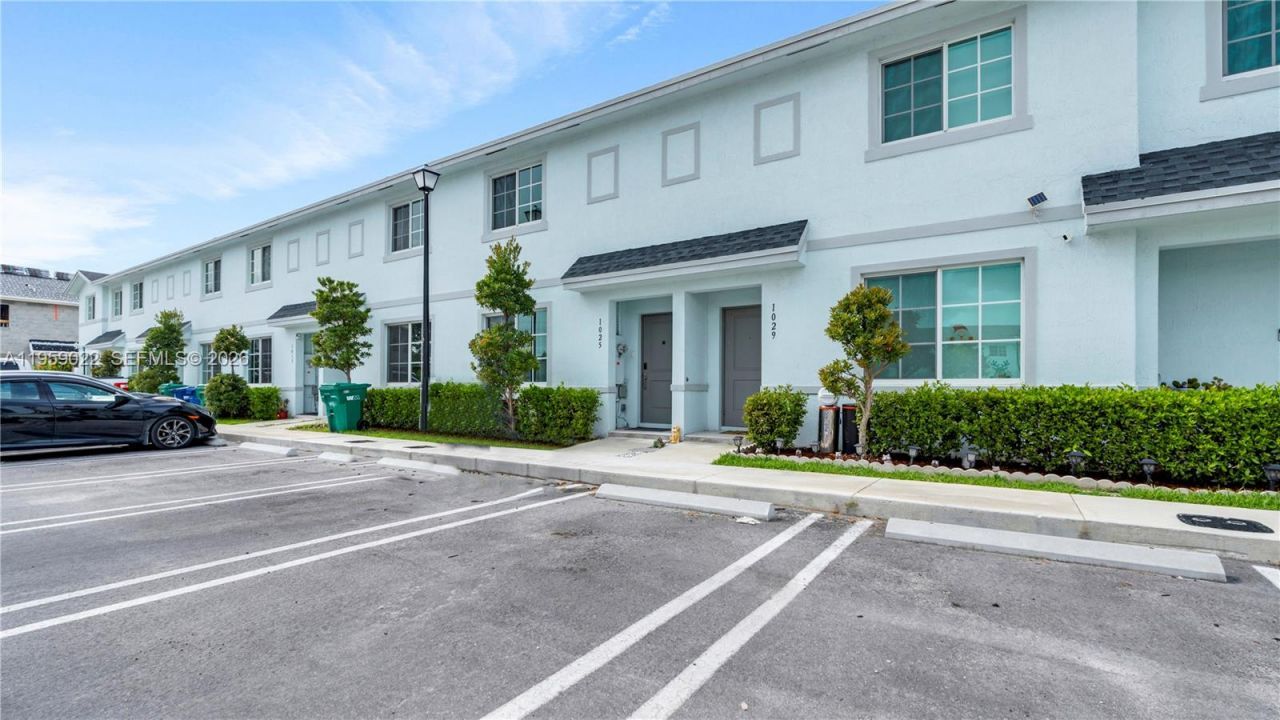 1025 NW 4th Ter , Florida City, FL 33034 Main Photo