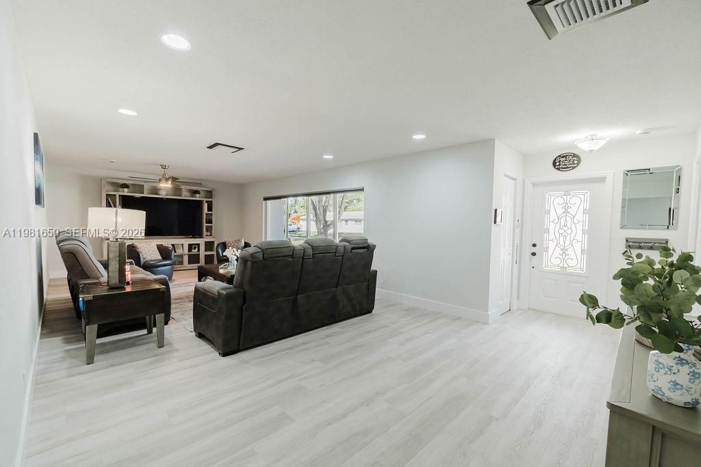 1710 NW 106th Ter , Pembroke Pines, FL 33026 Photo