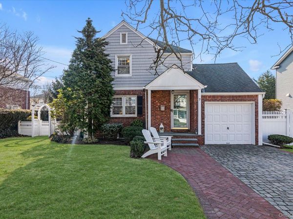 7 Rutgers Place , Merrick, NY 11566