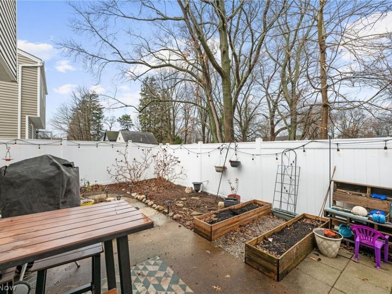 7403 N Chestnut Commons Drive , Mentor, OH 44060 Photo 27