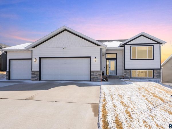 300 S Tumble Creek Ave, Sioux Falls, SD 57110