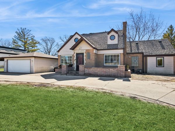 23 W ALGONQUIN Road, Des Plaines, IL 60016