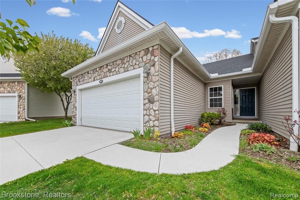 3568 Grove Lane, Auburn Hills, MI 48326 Main Photo