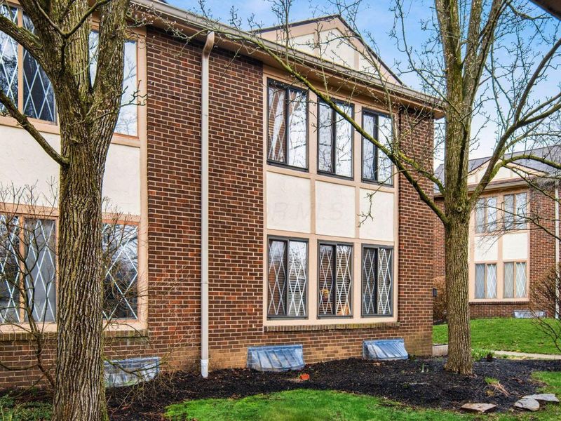 5381 Valley Lane E, Columbus, OH 43231 Photo 2