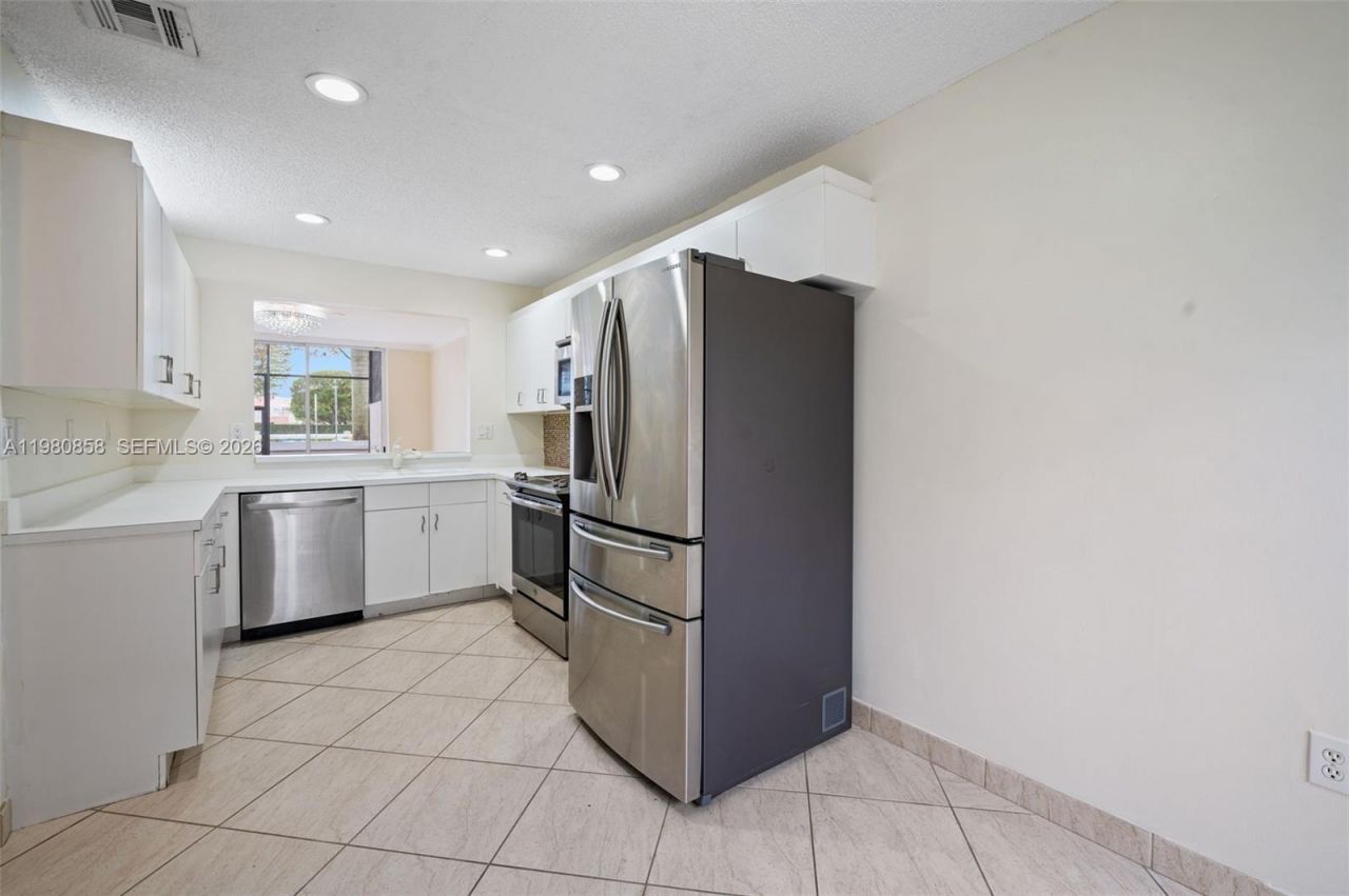 10252 NW 52nd Ter , Doral, FL 33178 Photo