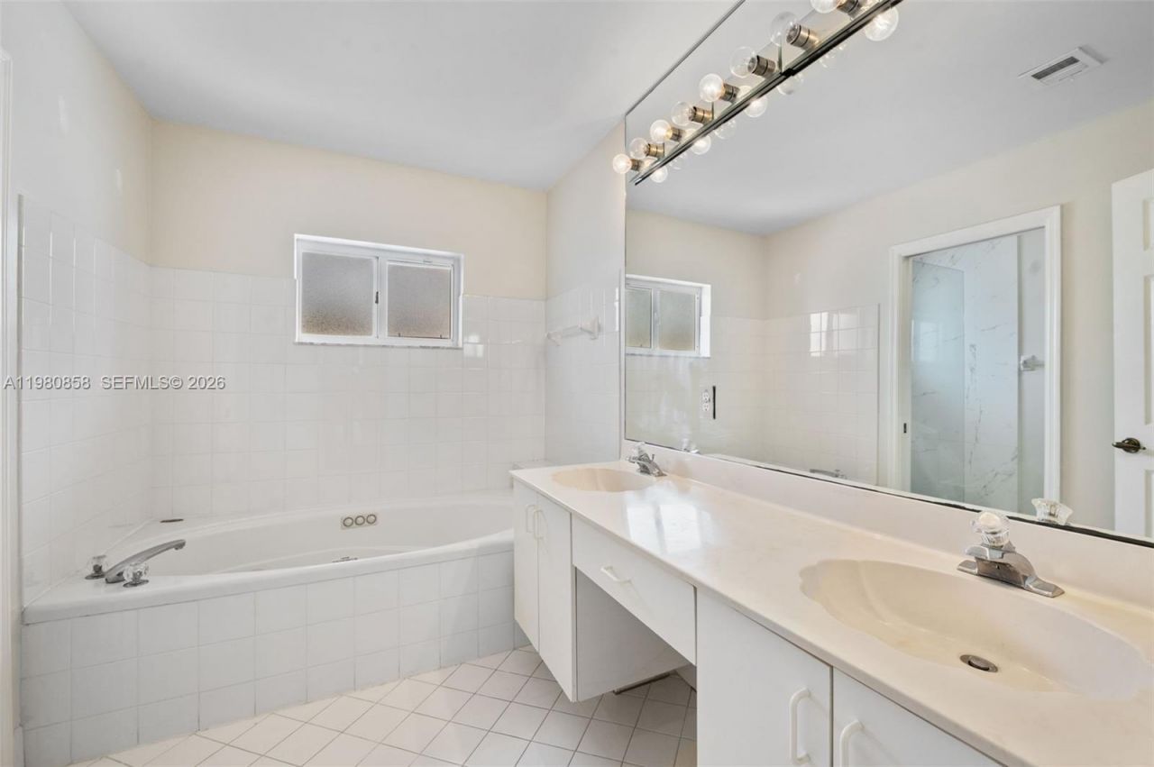 10252 NW 52nd Ter , Doral, FL 33178 Photo