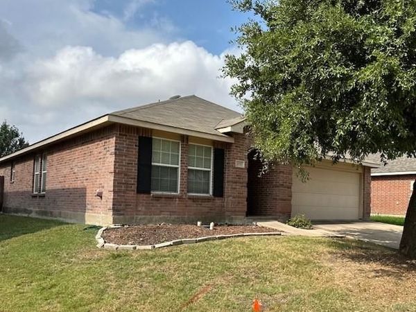 433 Emerald Creek Drive, Fort Worth, TX 76131