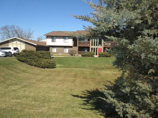 800 Brook Drive, Unit 1, Streamwood, IL 60107