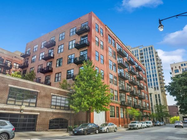 525 W Superior Street, Unit 430, Chicago, IL 60654