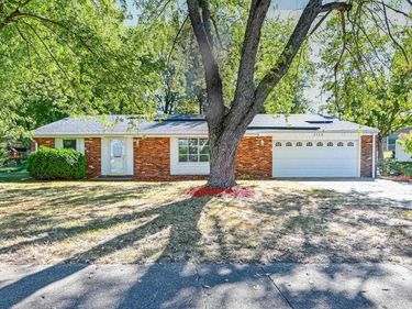 2112 GRANADA Drive, Pekin, IL 61554