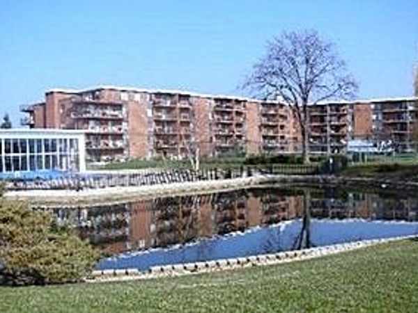 16 E Old Willow Road, Unit 202S, Prospect Heights, IL 60070