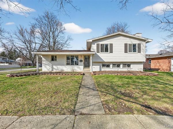 33144 Tall Oaks Street, Farmington, MI 48336