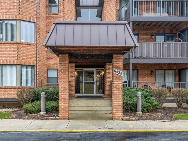 6425 Clarendon Hills Road, Unit 211, Willowbrook, IL 60527