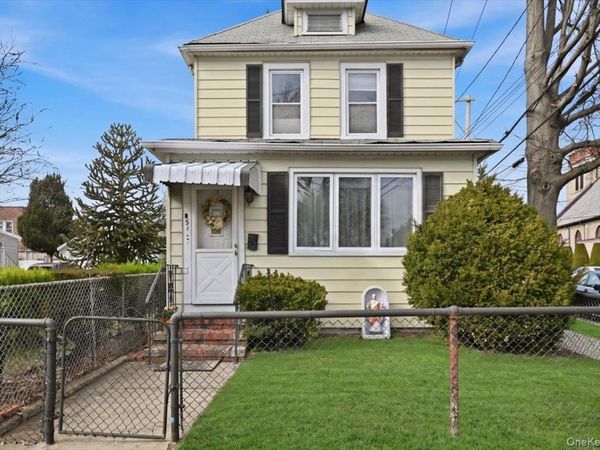 51 W Hitchcock Avenue , Floral Park, NY 11001