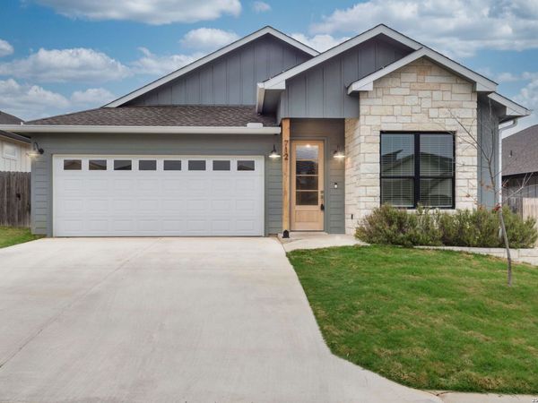 712 Wedgewood Lane, Fredericksburg, TX 78624