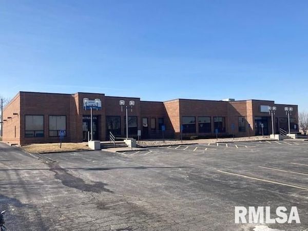 210 W 53RD Street, Davenport, IA 52806