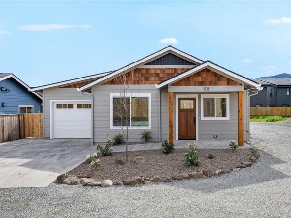 101 Gangnes Drive, Talent, OR 97540
