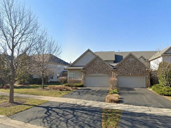 28 Oak Creek Court, North Aurora, IL 60542