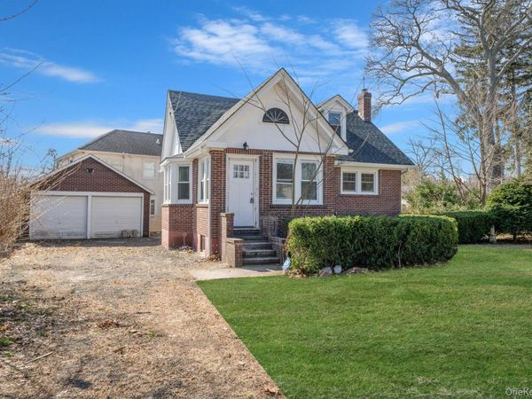 44 Elizabeth Avenue , Smithtown, NY 11787