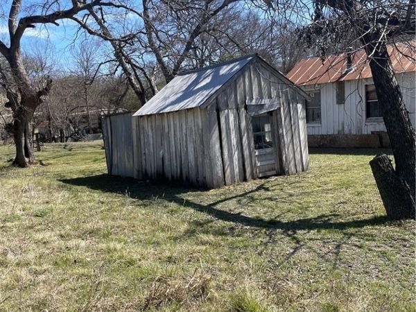 503 N Race Street , Lampasas, TX 76550