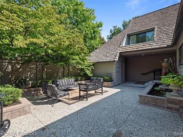 969 Bloomfield Woods, Bloomfield Hills, MI 48304