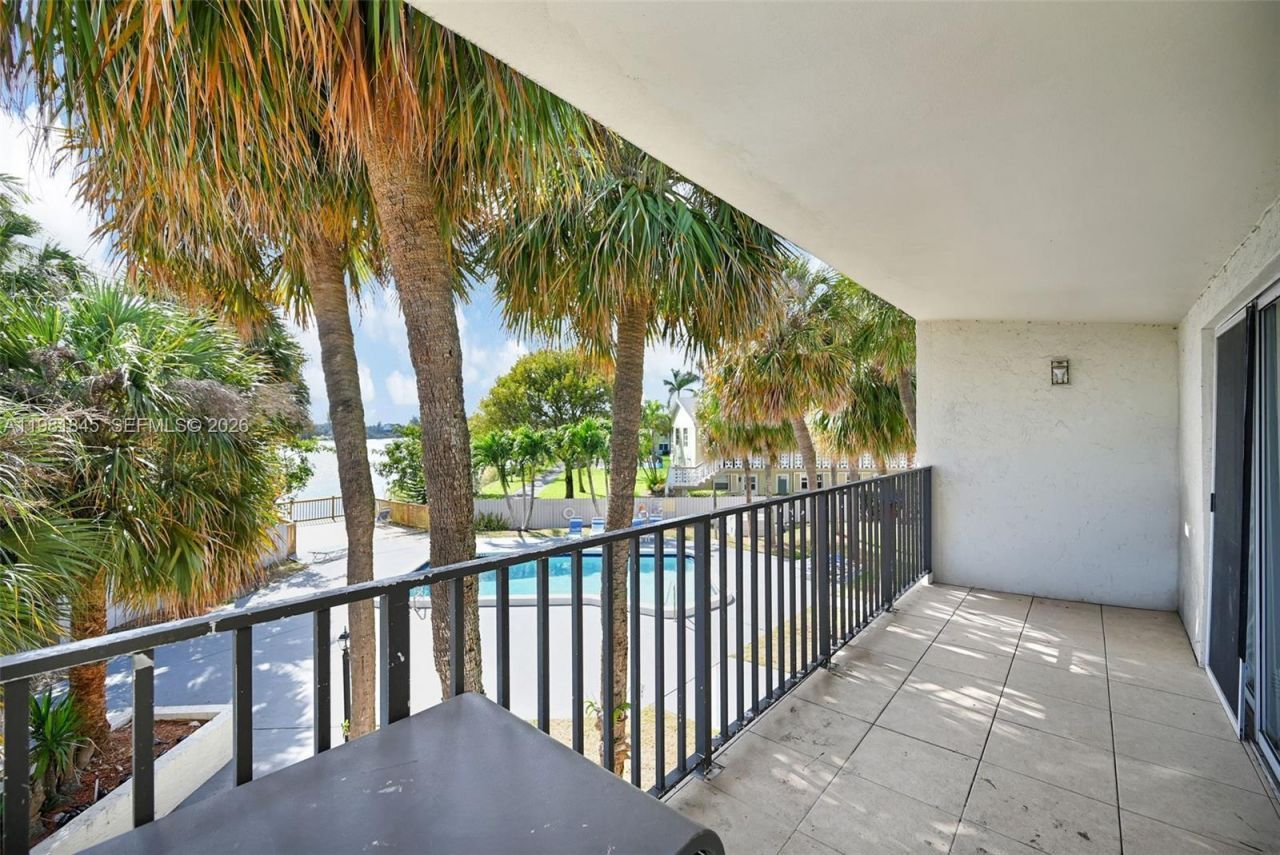 900 Crystal Lake Dr, Unit 2B, Deerfield Beach, FL 33064 Photo
