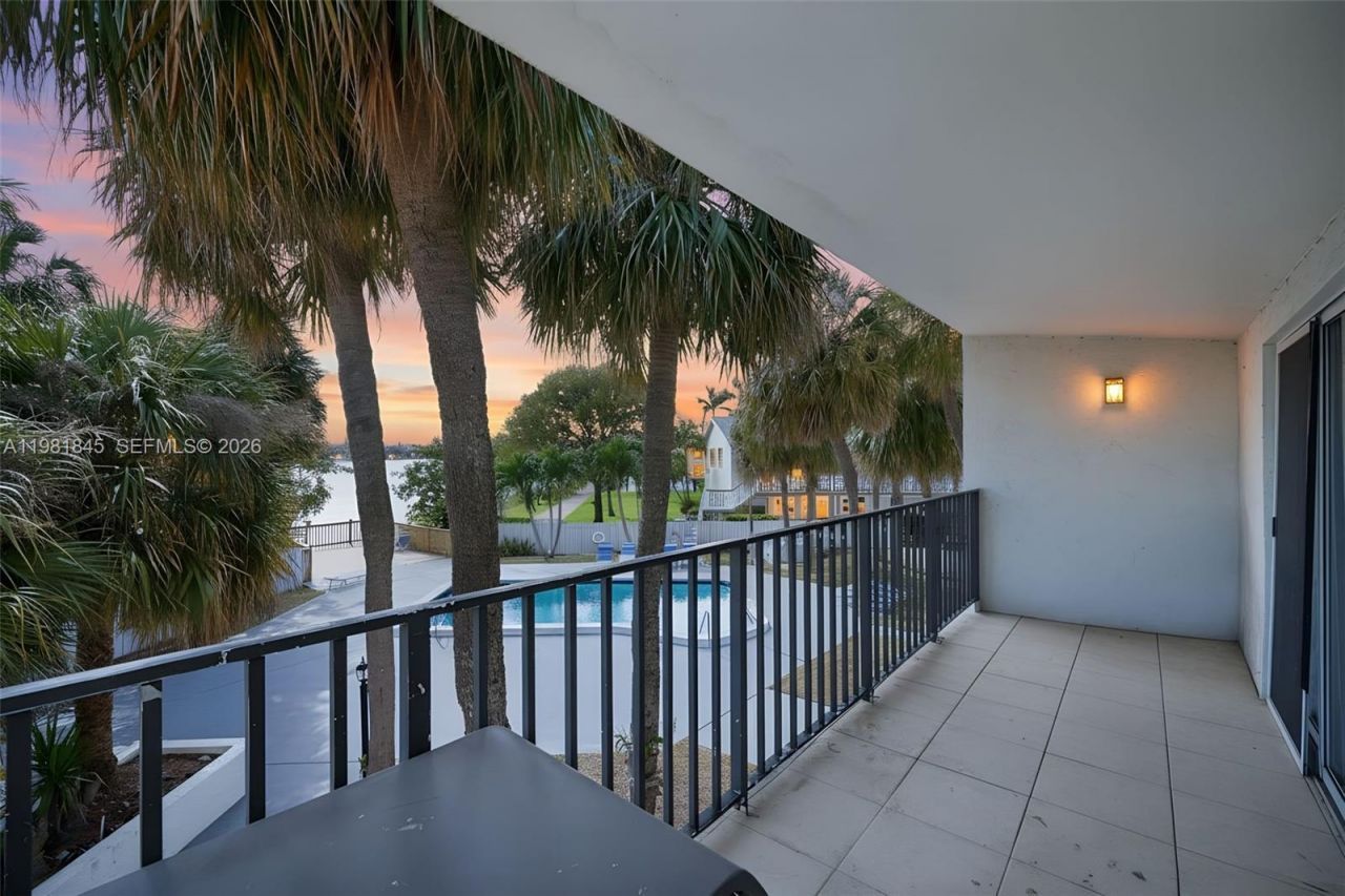 900 Crystal Lake Dr, Unit 2B, Deerfield Beach, FL 33064 Photo