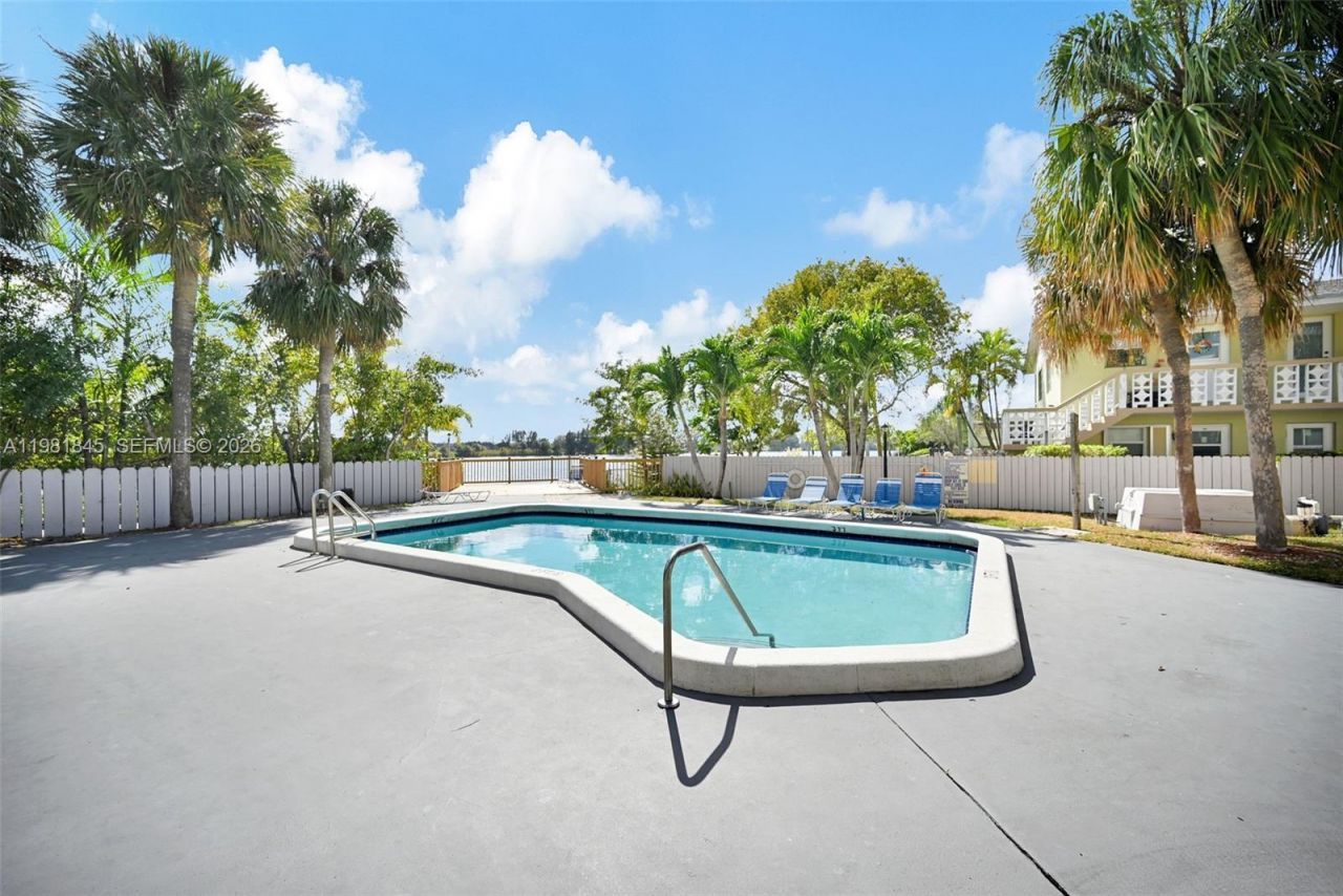 900 Crystal Lake Dr, Unit 2B, Deerfield Beach, FL 33064 Photo